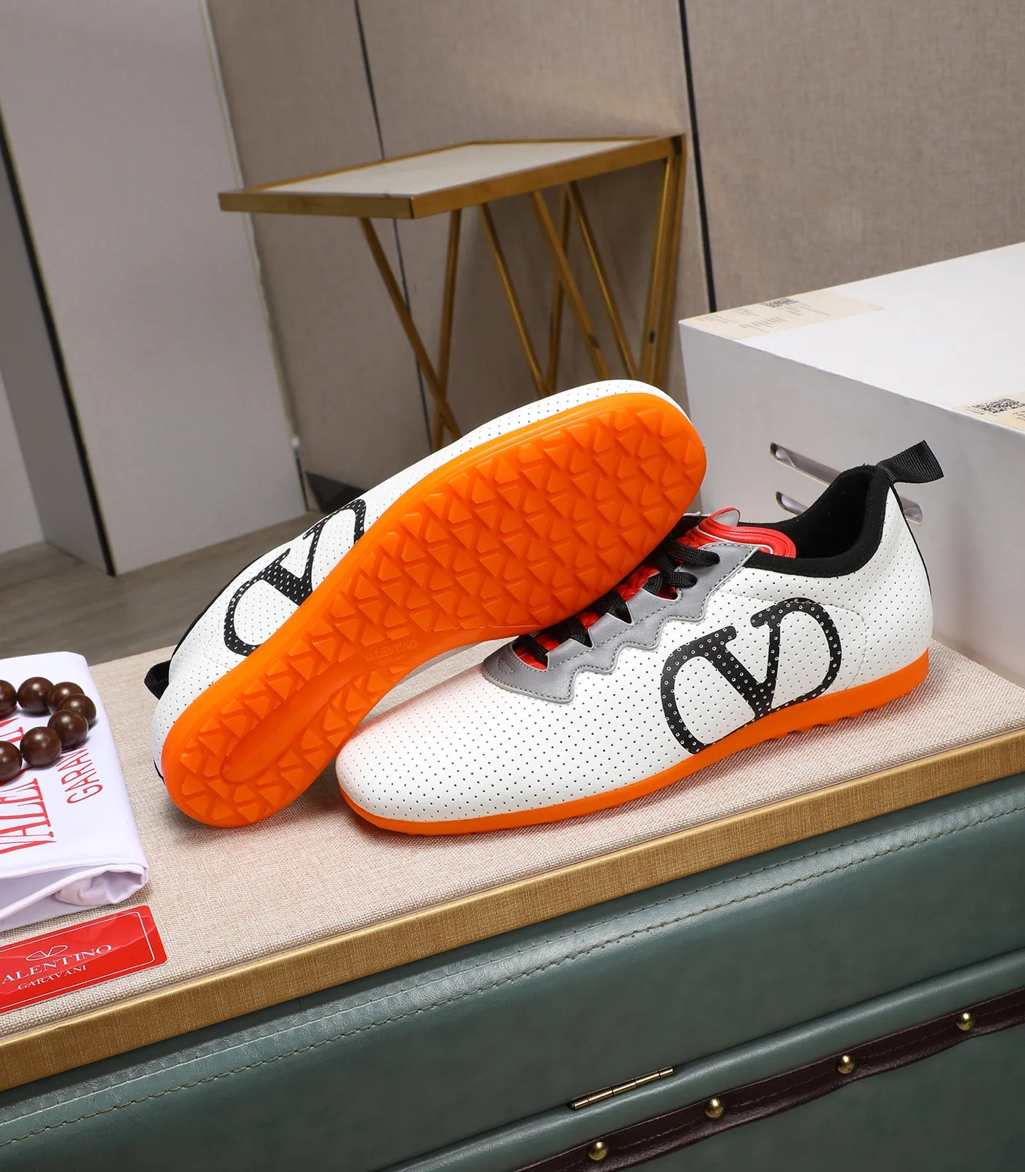 Men's Men's Shoes 💰620 VALENTINO 🌹🌹🌹2025 Valentino's latest spring sneakers! The counter 🔥 recommends RUNBOOT, which is lightweight and comfortable. It has a multi-functional design that integrates blue sneakers, running shoes, and fashionable sneakers to create a cool on-foot effect. ♥️♥️Fashionable sneakers that are sought after by many popular celebrities and fashion influencers♥️♥️. 👉All-round original 1:1 high-end production 👉Fabrics: Two options: delicate, soft and comfortable eyelet lambskin and high-end technical fabrics 👍Super soft suede special lining inside 👍Outsole wear-resistant TPU material 👍Full set of original counter packaging